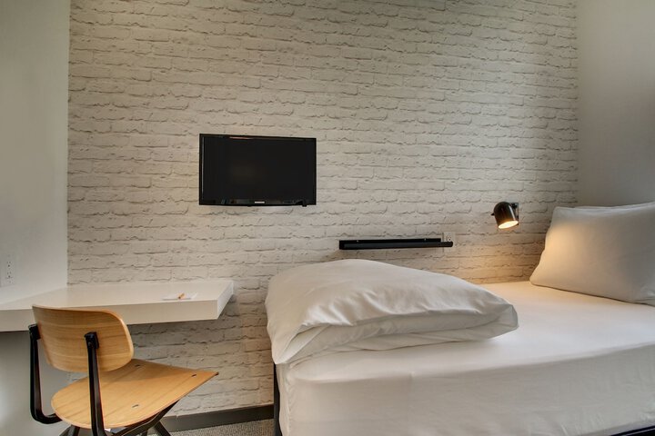 Room 33 of 111
