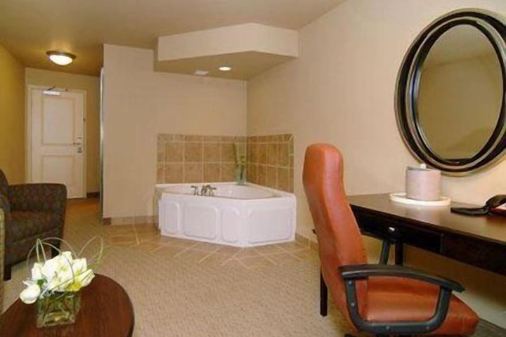 Comfort Suites near Hot Springs Park