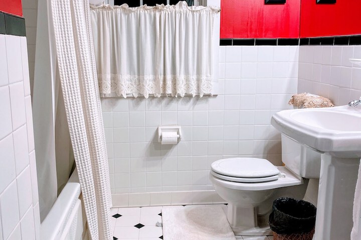 Colonial Beach Plaza Bed & Breakfast