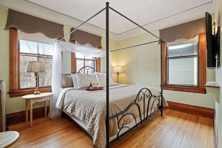 Room 33 of 48
