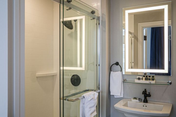 BLU-Tique Akron, a Tribute Portfolio Hotel