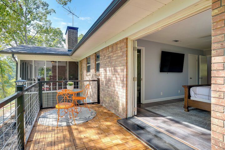 Lakefront Retreat in Jefferson w / Screened Porch!
