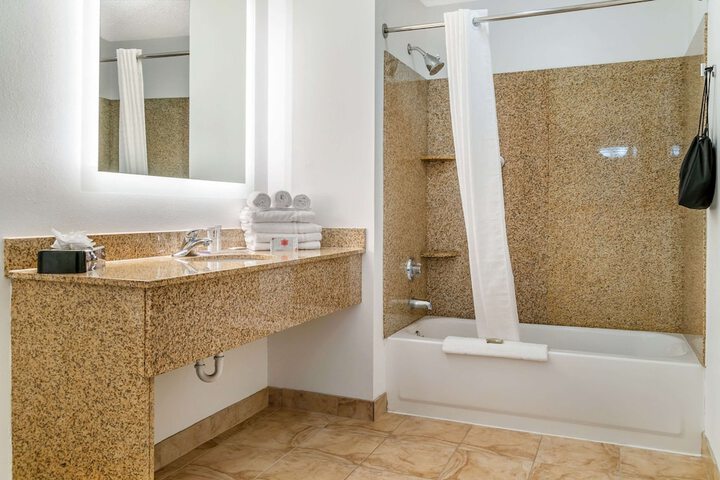 Country Inn & Suites by Radisson Rossford - Toledo South