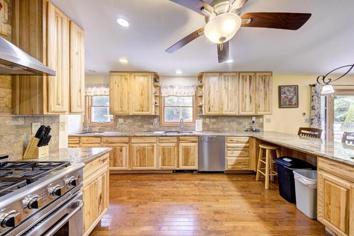 Southwoods Mountain Estate -private mansion pool, hottub+ 15 acres