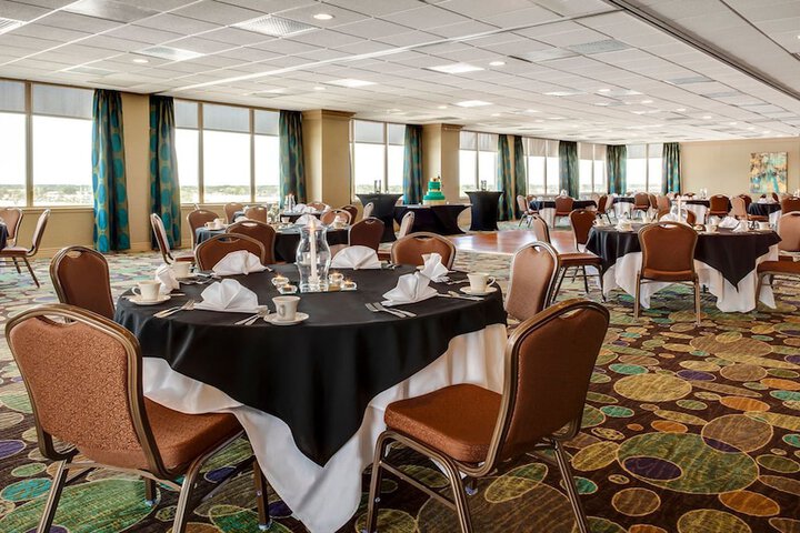 Ballroom/Hall 58 of 59