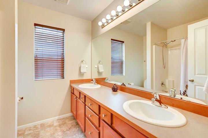 Spacious Kent Home Near Seatac Airport w / Patio