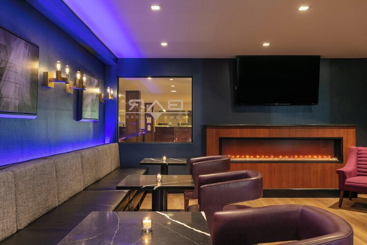 Lounge 37 of 40