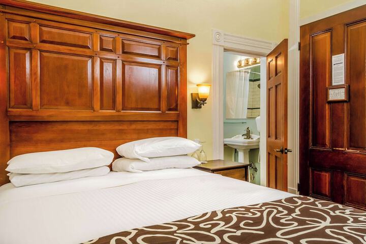 Room 25 of 53