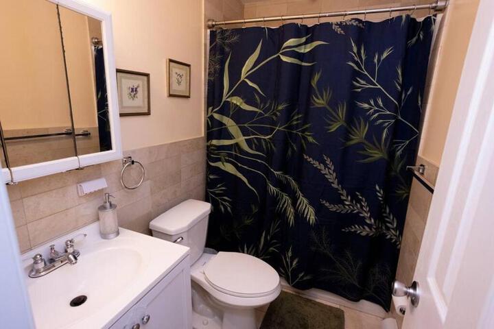Family 3-bedroom home (2nd floor near EWR / Outlet)