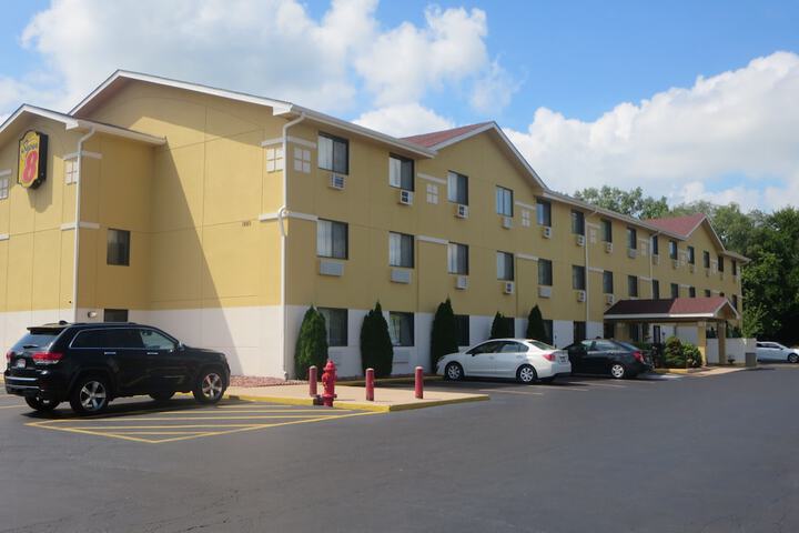 Super 8 by Wyndham Mundelein / Libertyville Area