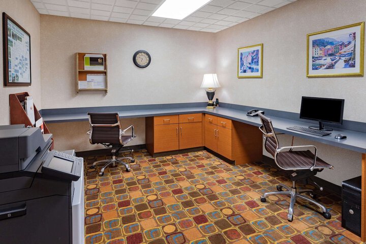 Business Center 76 of 78