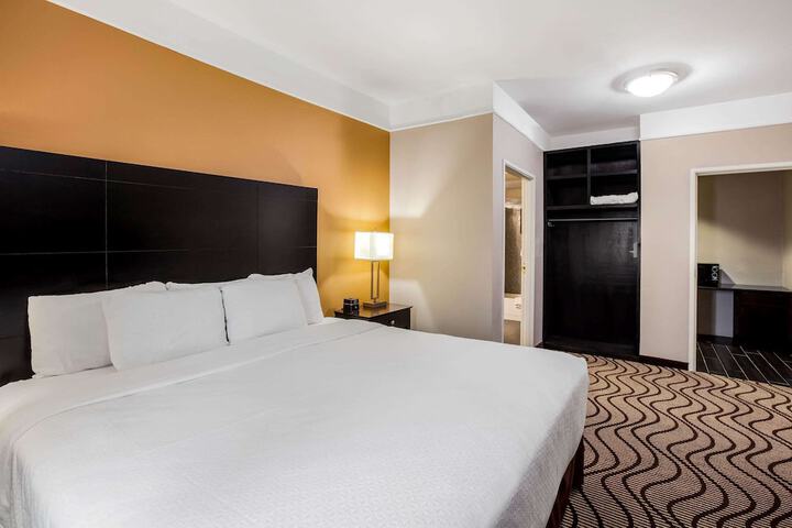 La Quinta Inn & Suites by Wyndham Pasadena
