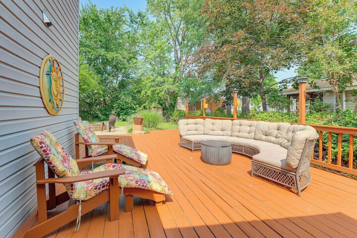 Adorable Cottage: Fire Pit Walk to Colonial Beach