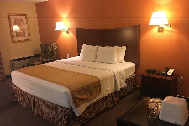 Days Inn & Suites by Wyndham Red Rock-Gallup