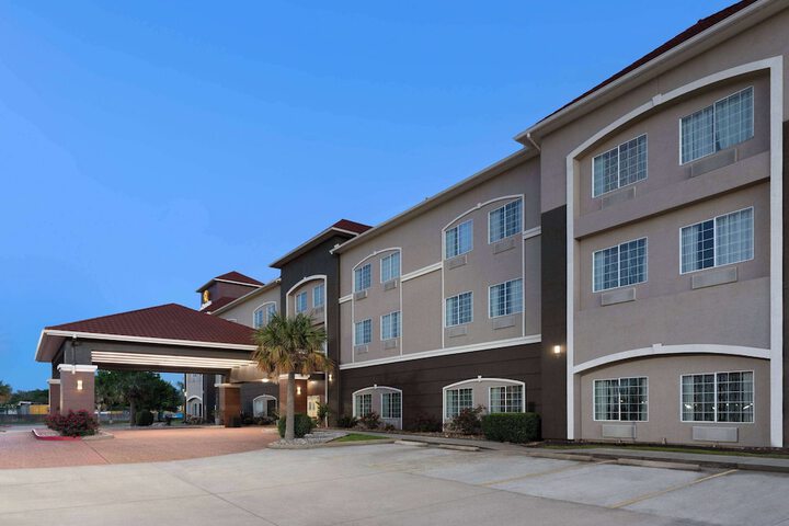 La Quinta Inn & Suites by Wyndham Deer Park