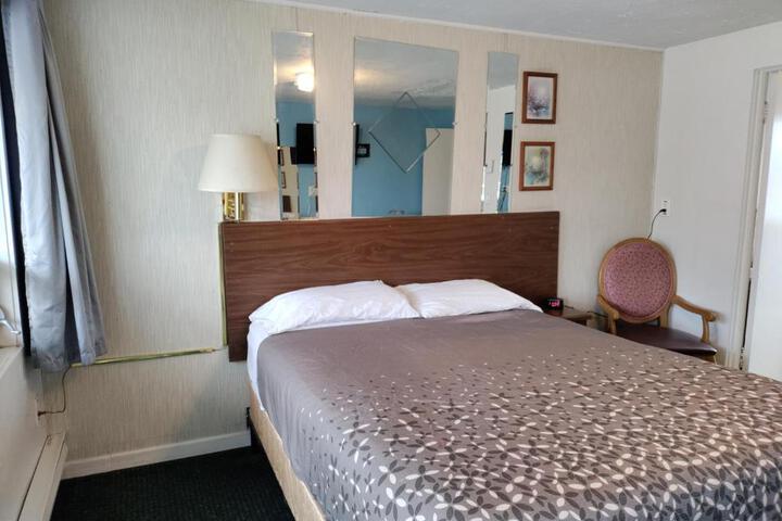 Eight Bar B Motel