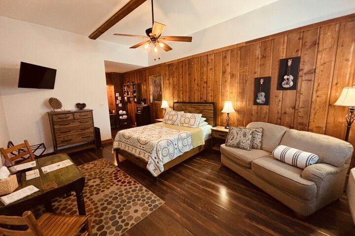 The Iris Garden Downtown Cottages and Suites