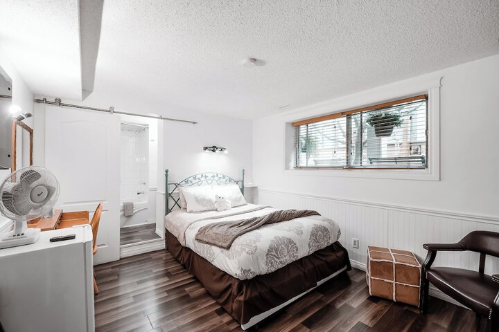 Room 104 of 190