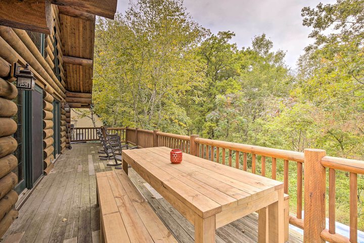 Splendid Family Cabin w / Hot Tub & Grill!