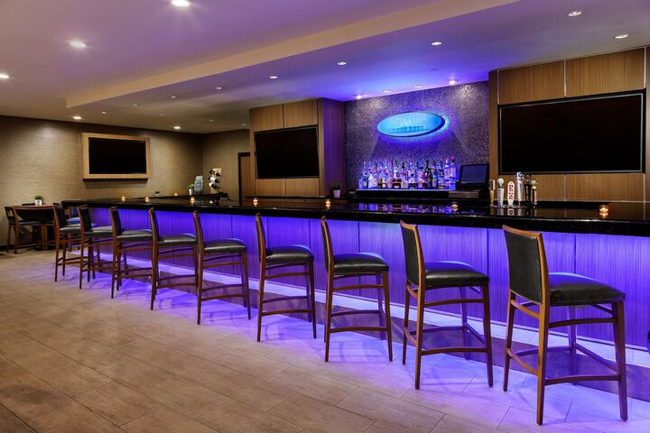 Lounge 53 of 64