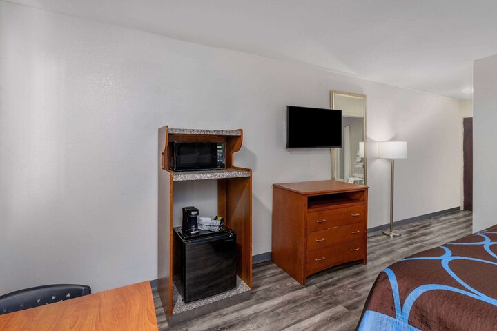 Room 7 of 16