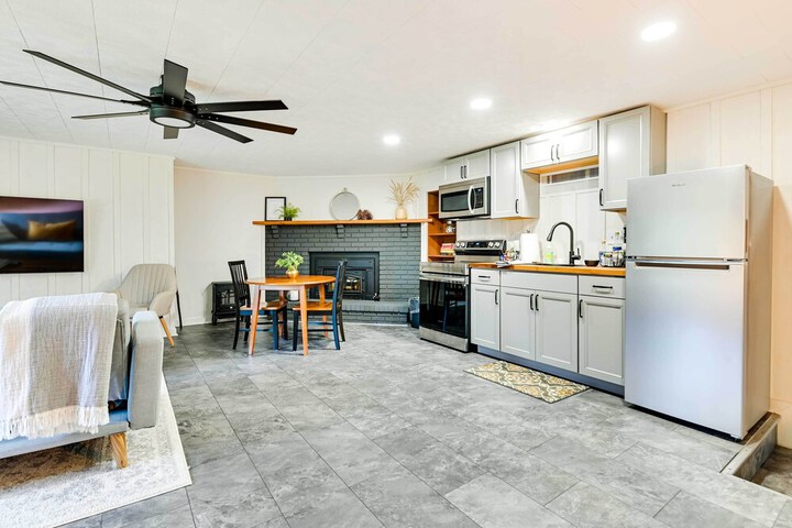 Modern Studio 13 Mi to Saratoga Racetrack!