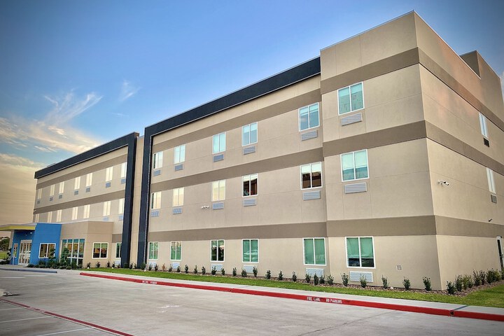 Days Inn & Suites by Wyndham Beaumont West / I-10 & Walden