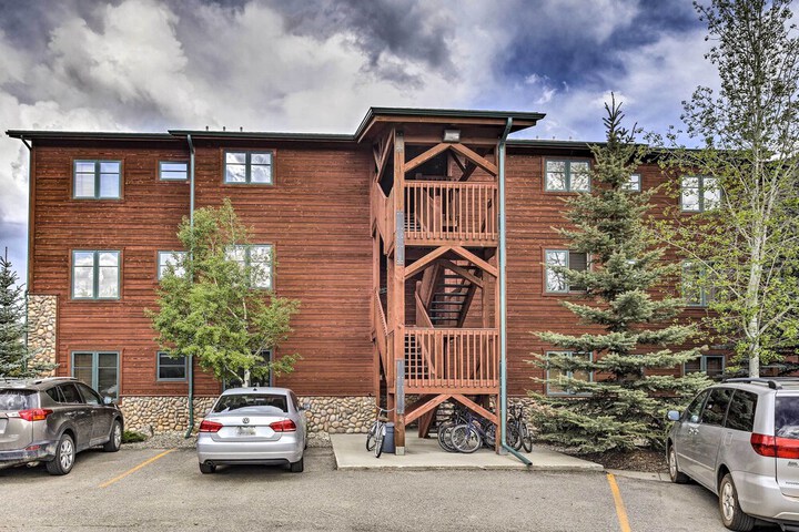Steps to Grand Lake: Condo w / Deck & Mtn Views