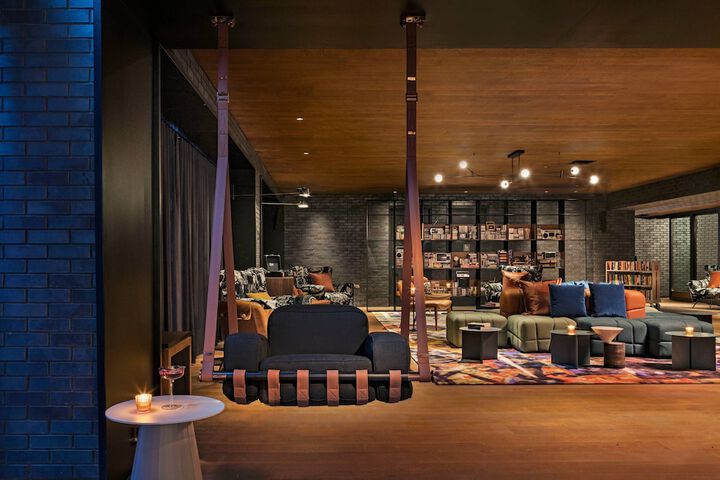 Lounge 51 of 57