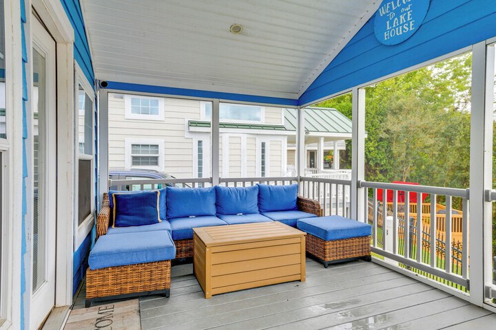 Waterfront Lake Norman Cabin w / Screened Porch!