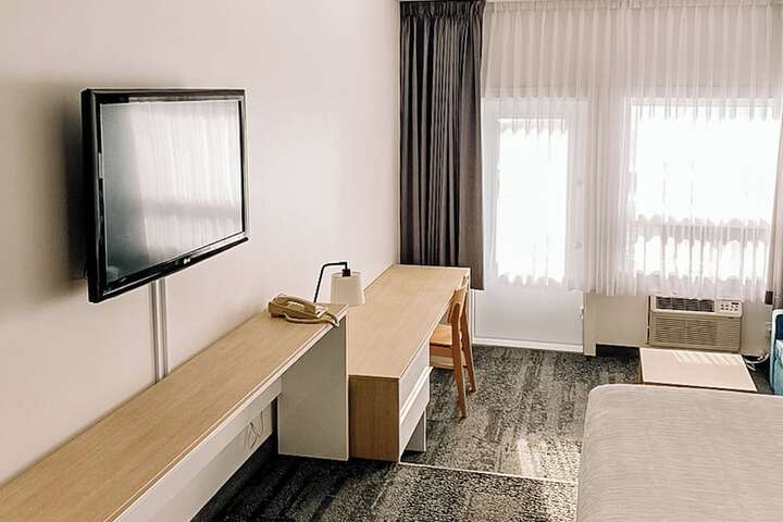 Room 7 of 102