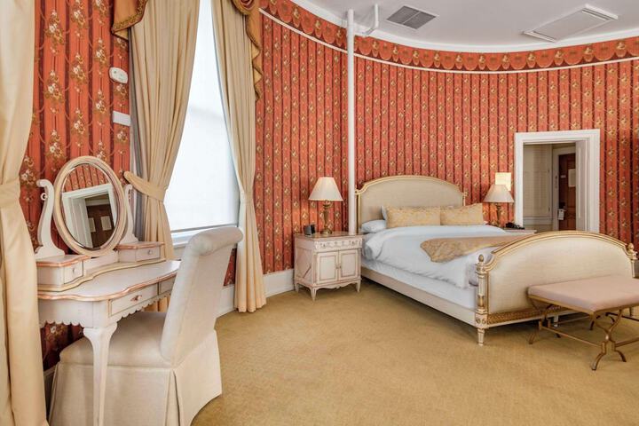 Room 5 of 32