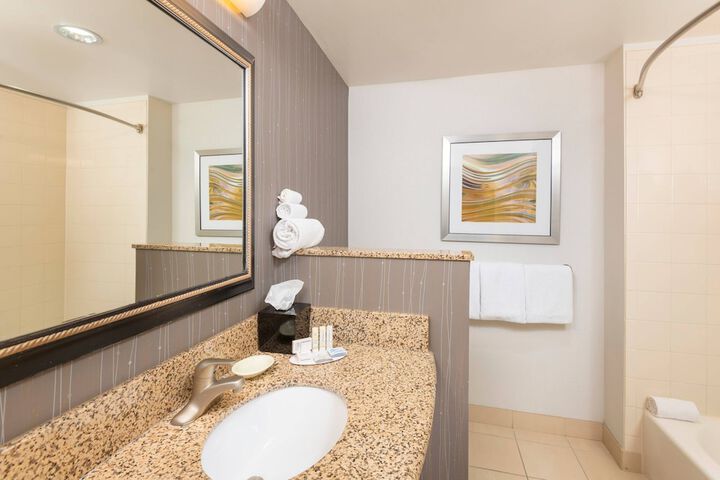 Courtyard by Marriott Phoenix North / Happy Valley