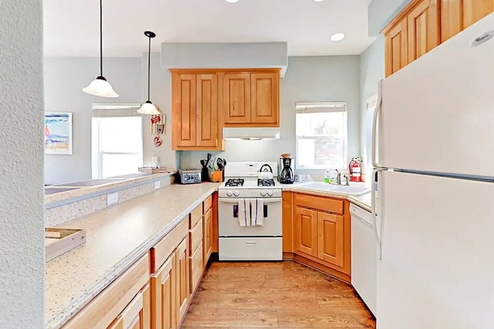 Charming 2br 300 Yards To Beach! 2 Bedroom Home