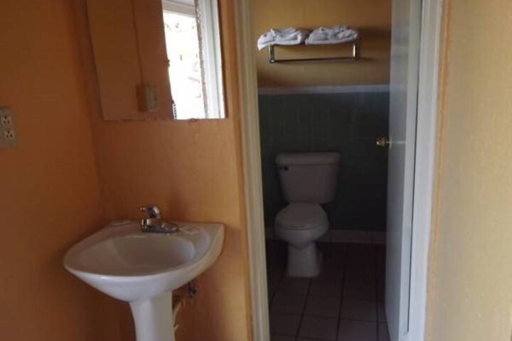 DELUXE INN
