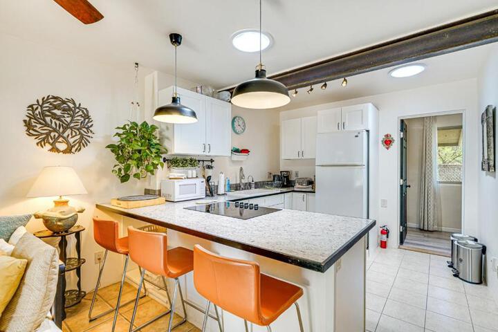 Vibrant Casa Paloma w / Patio - Near Vineyards!