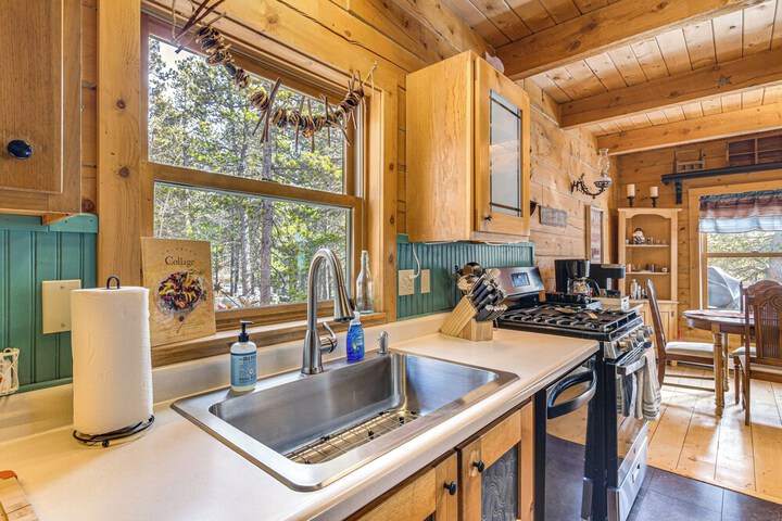 Deck Fire Pit & Grill: Log Cabin in Black Hawk
