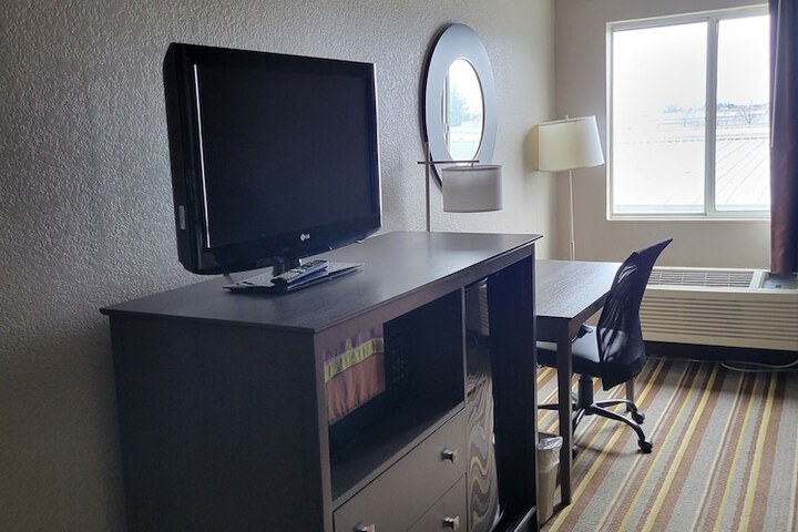Super 8 by Wyndham Aurora / Naperville Area