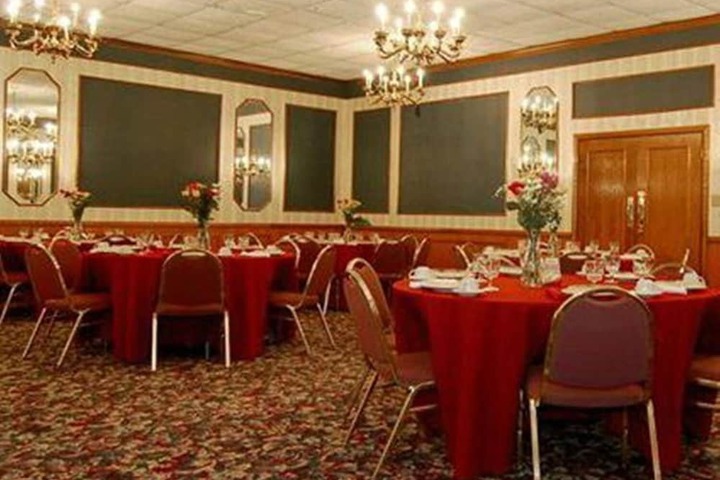 Ballroom/Hall 25 of 27