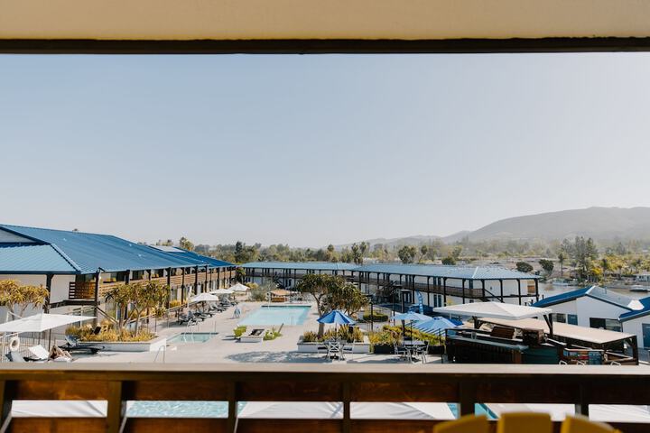 Lakehouse Resort