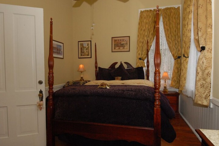Room 12 of 28