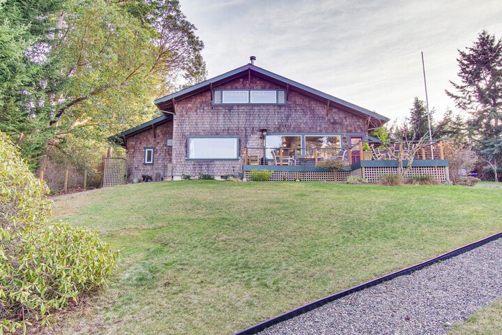 Puget Sound Cottage w / Private Community Beach!