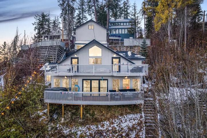 Lakefront Honeymoon Bay Studio Cottage