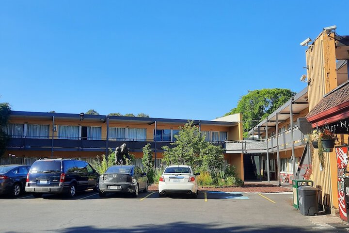 Longview Inn