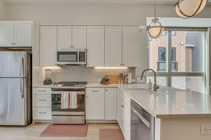 Silverthorne Townhome w / Hot Tub: Walk to Town!