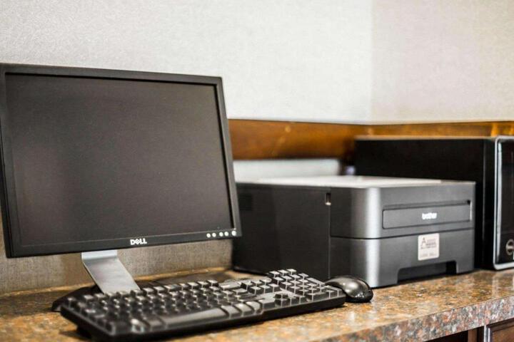 Clarion Inn & Suites at the Outlets of Lake George