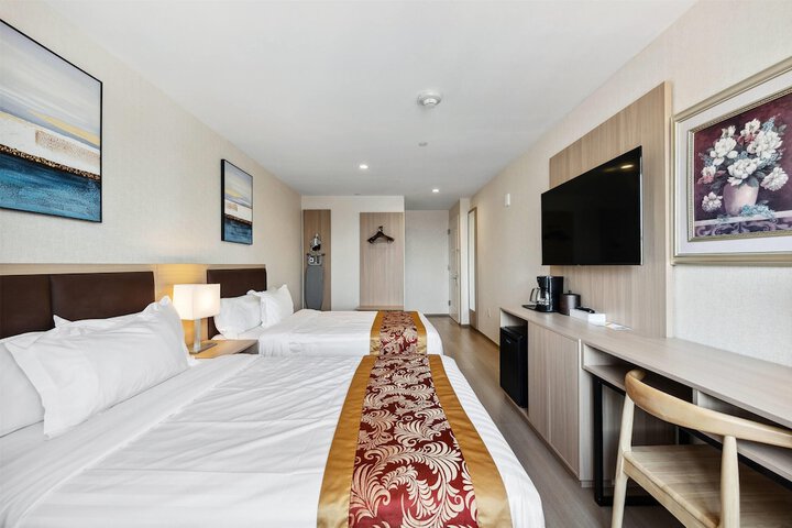 Ramada by Wyndham Flushing Queens