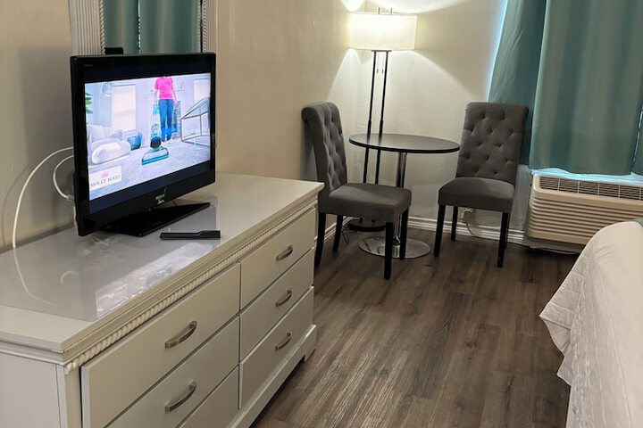 Room 10 of 18