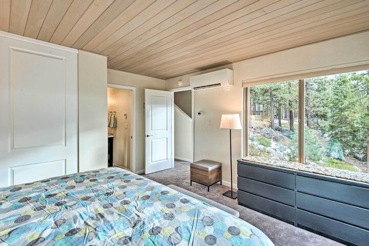 2 Mi to Heavenly Mountain: Tahoe Retreat w / Views