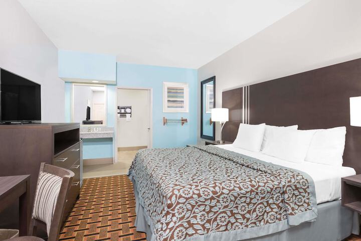 Room 6 of 17